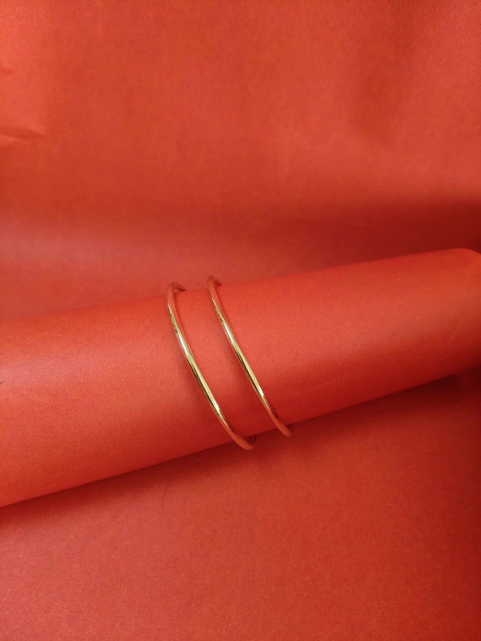 IMG20251014093153 Slim Gold Bangle Base Metal : Stainless Steel Plating : 18k gold plated Weight : 1 gms Bracelet Type : Sleek Bangle Key Features : Water Proof, Anti Tarnish, Skin Friendly, Light Weight available size 2.2, 2.4 - Image 1